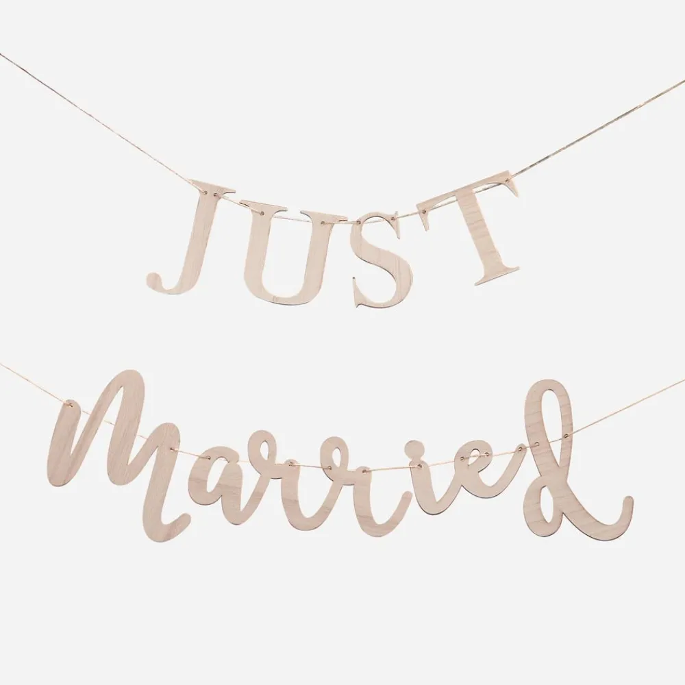 Store Ginger Ray Just Married Wooden Garland